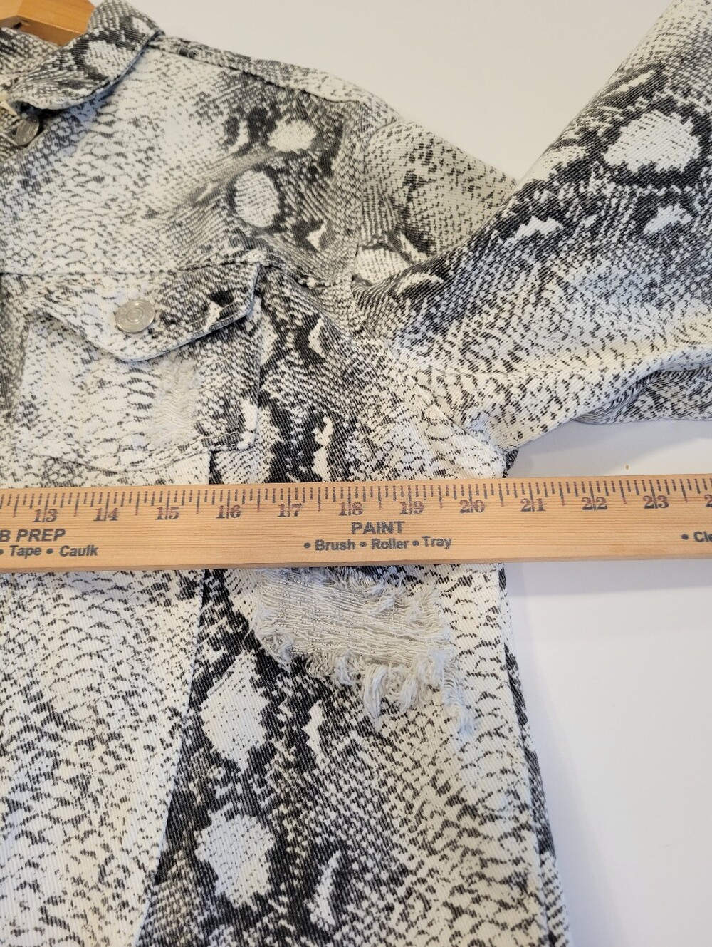 POL Crue Snakeskin Print Distressed Cropped Jacket Black Cream L Frayed Western - Picture 11 of 15